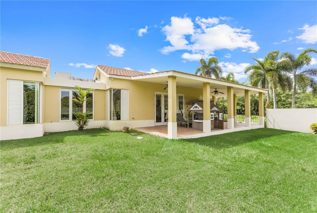 Active With Contract: $1,590,000 (4 beds, 3 baths, 4000 Square Feet)