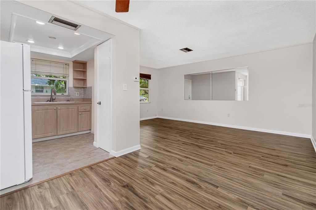 For Rent: $1,200 (1 beds, 1 baths, 600 Square Feet)