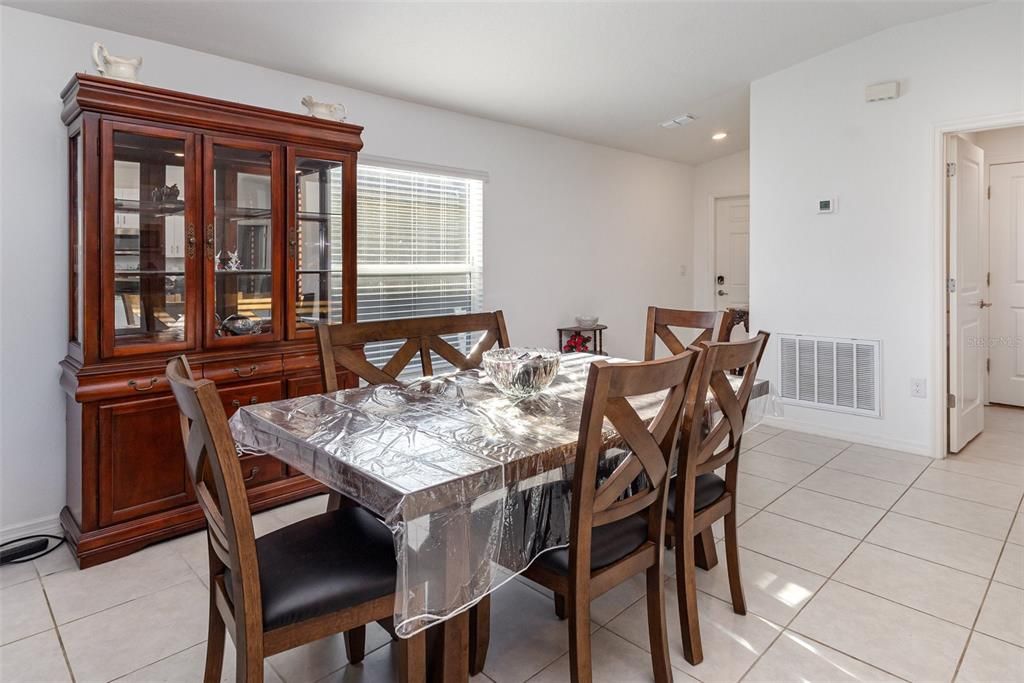 合同活跃: $275,000 (4 贝兹, 2 浴室, 1817 平方英尺)