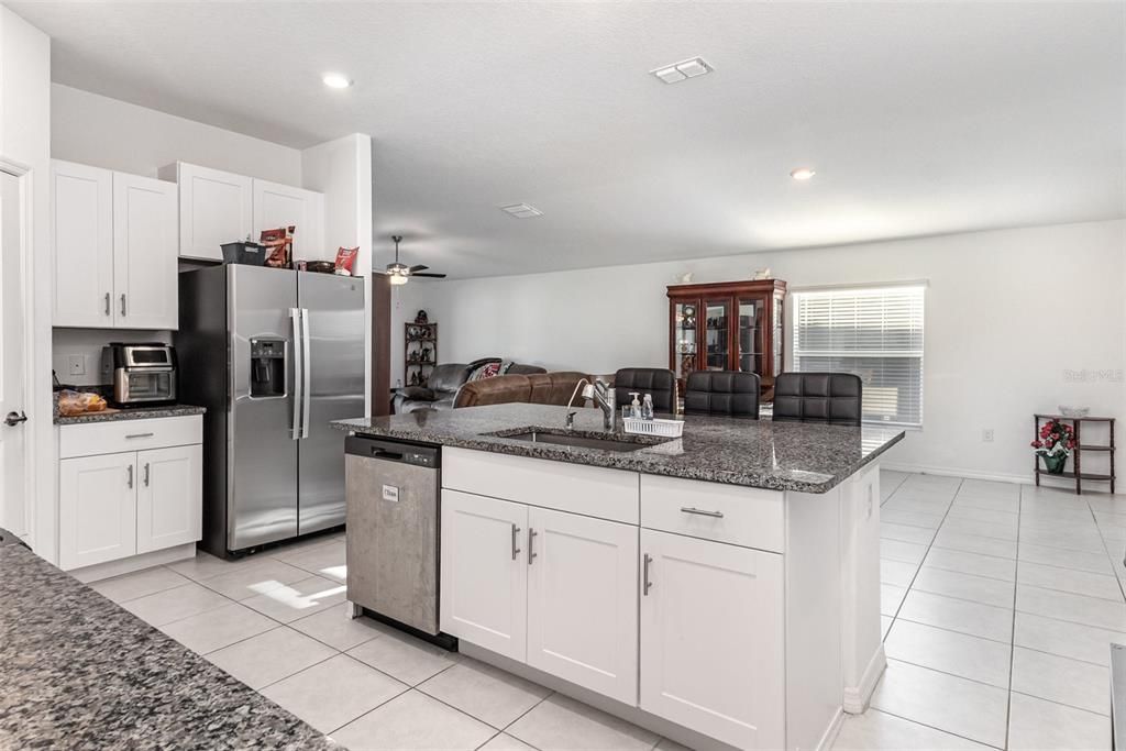 合同活跃: $275,000 (4 贝兹, 2 浴室, 1817 平方英尺)