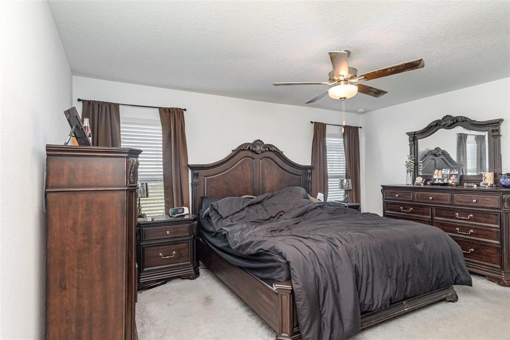 合同活跃: $275,000 (4 贝兹, 2 浴室, 1817 平方英尺)