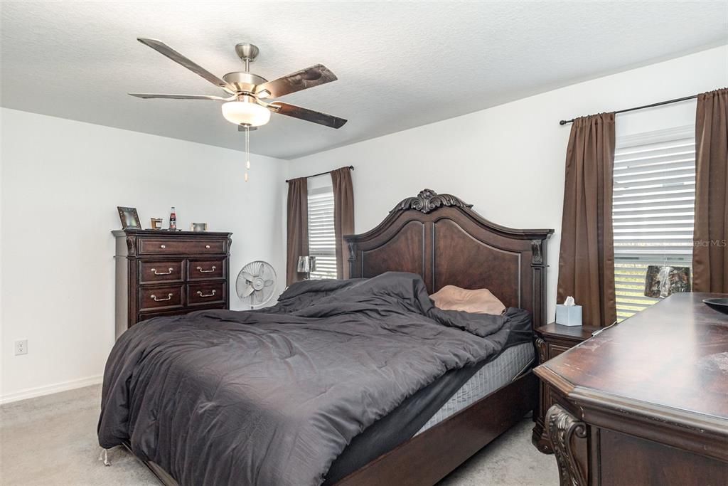 合同活跃: $275,000 (4 贝兹, 2 浴室, 1817 平方英尺)