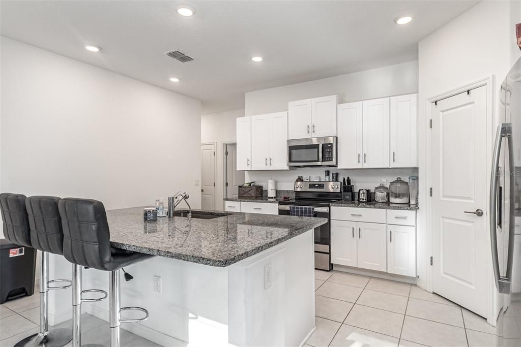 合同活跃: $275,000 (4 贝兹, 2 浴室, 1817 平方英尺)