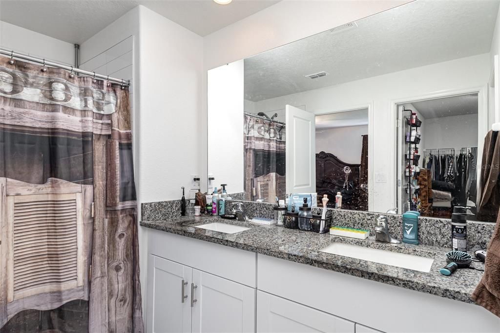 合同活跃: $275,000 (4 贝兹, 2 浴室, 1817 平方英尺)