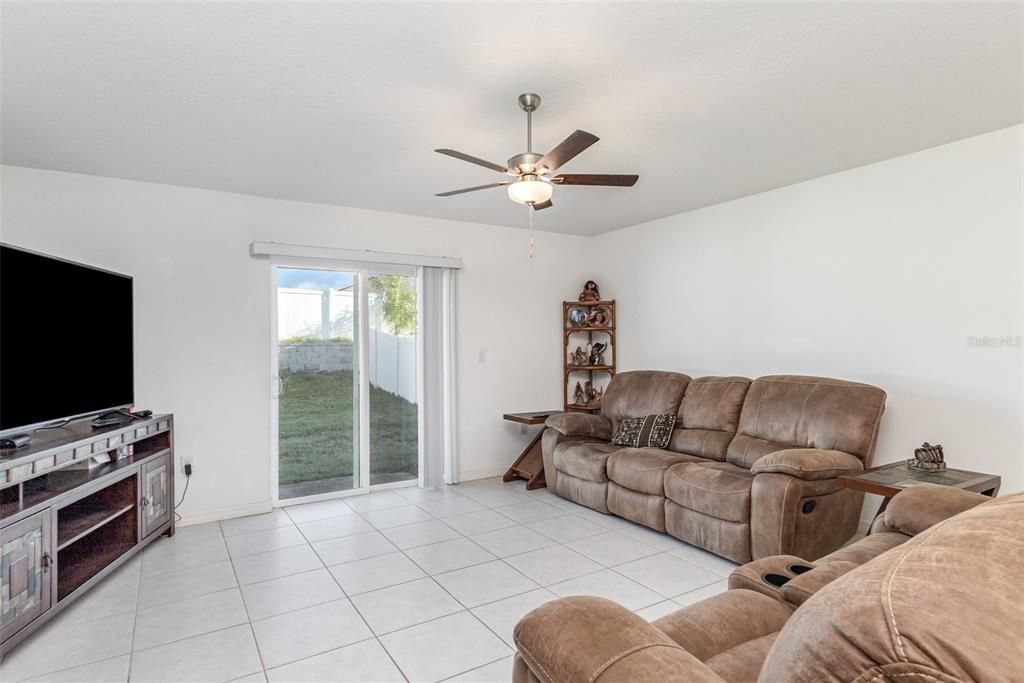 合同活跃: $275,000 (4 贝兹, 2 浴室, 1817 平方英尺)