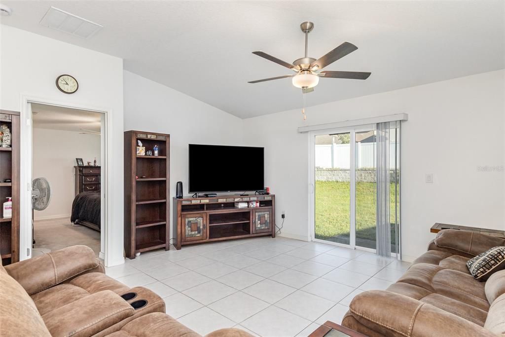 合同活跃: $275,000 (4 贝兹, 2 浴室, 1817 平方英尺)