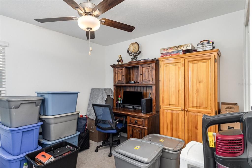 合同活跃: $275,000 (4 贝兹, 2 浴室, 1817 平方英尺)