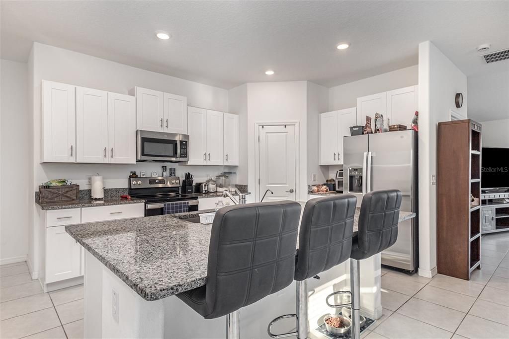 合同活跃: $275,000 (4 贝兹, 2 浴室, 1817 平方英尺)