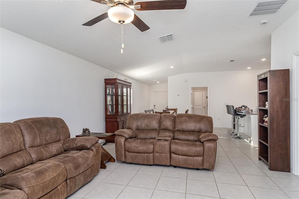 合同活跃: $275,000 (4 贝兹, 2 浴室, 1817 平方英尺)