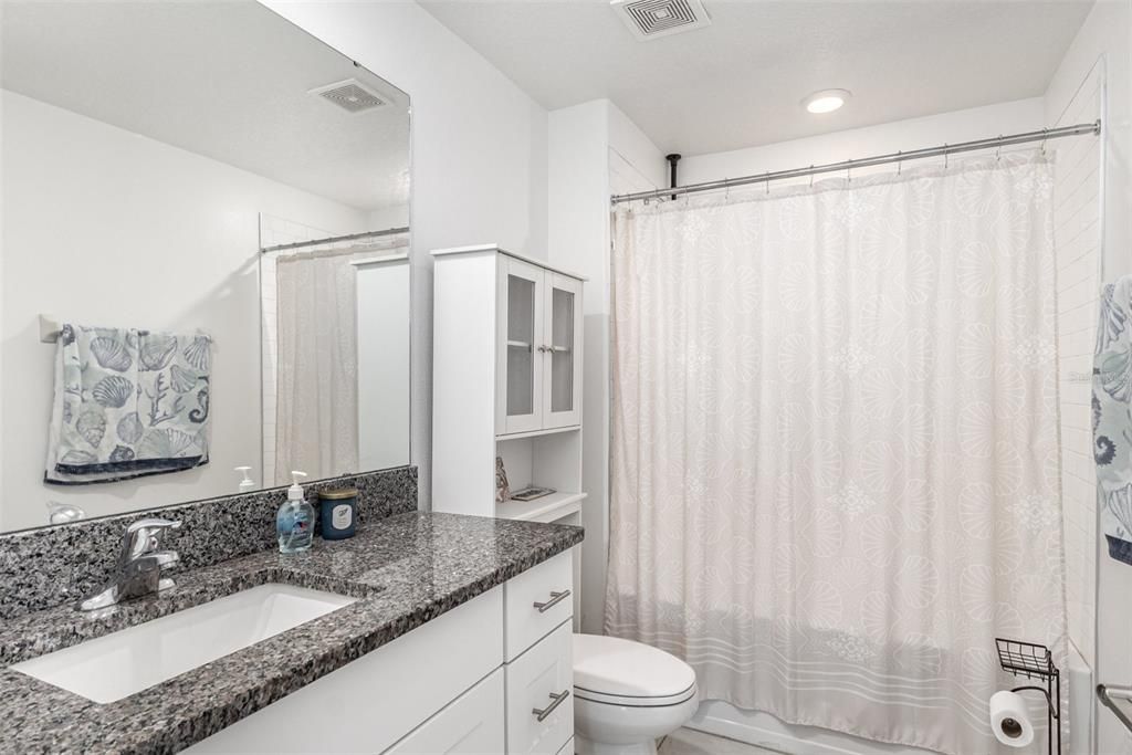 合同活跃: $275,000 (4 贝兹, 2 浴室, 1817 平方英尺)