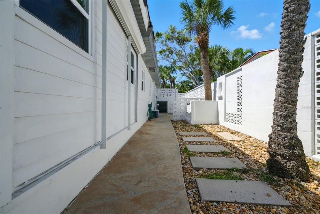 Active With Contract: $1,400,000 (2 beds, 2 baths, 1831 Square Feet)