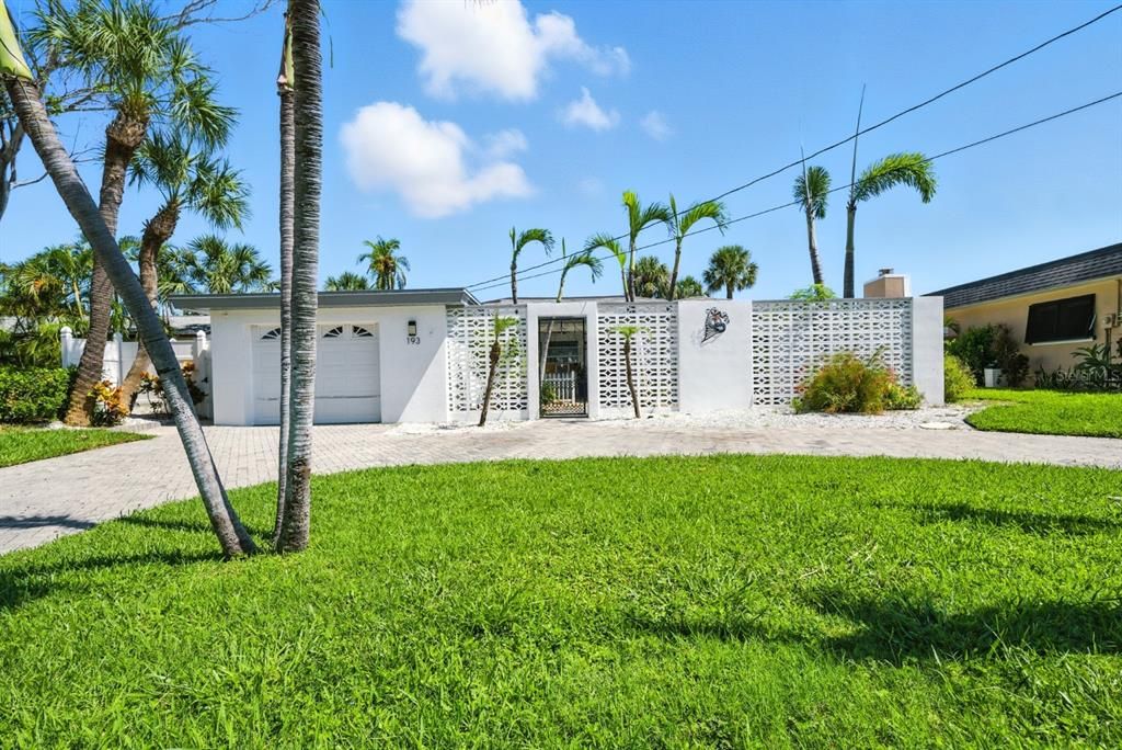 Active With Contract: $1,400,000 (2 beds, 2 baths, 1831 Square Feet)