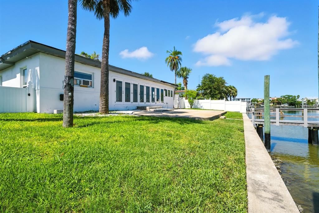 Active With Contract: $1,400,000 (2 beds, 2 baths, 1831 Square Feet)