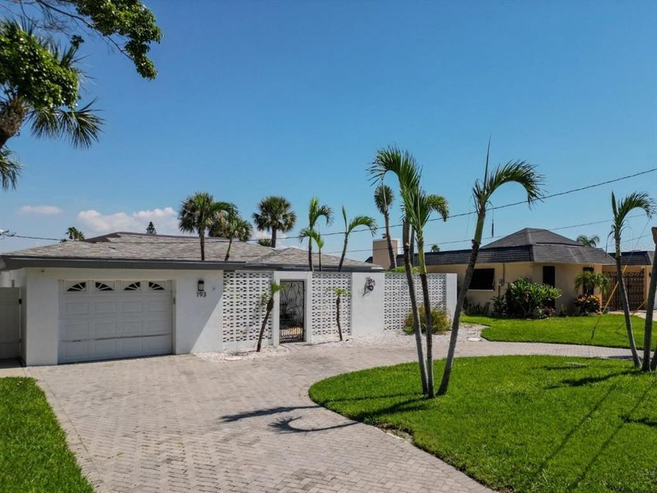 Active With Contract: $1,400,000 (2 beds, 2 baths, 1831 Square Feet)