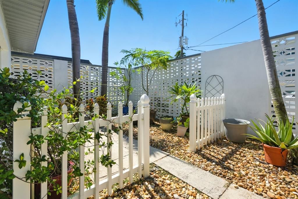 Active With Contract: $1,400,000 (2 beds, 2 baths, 1831 Square Feet)