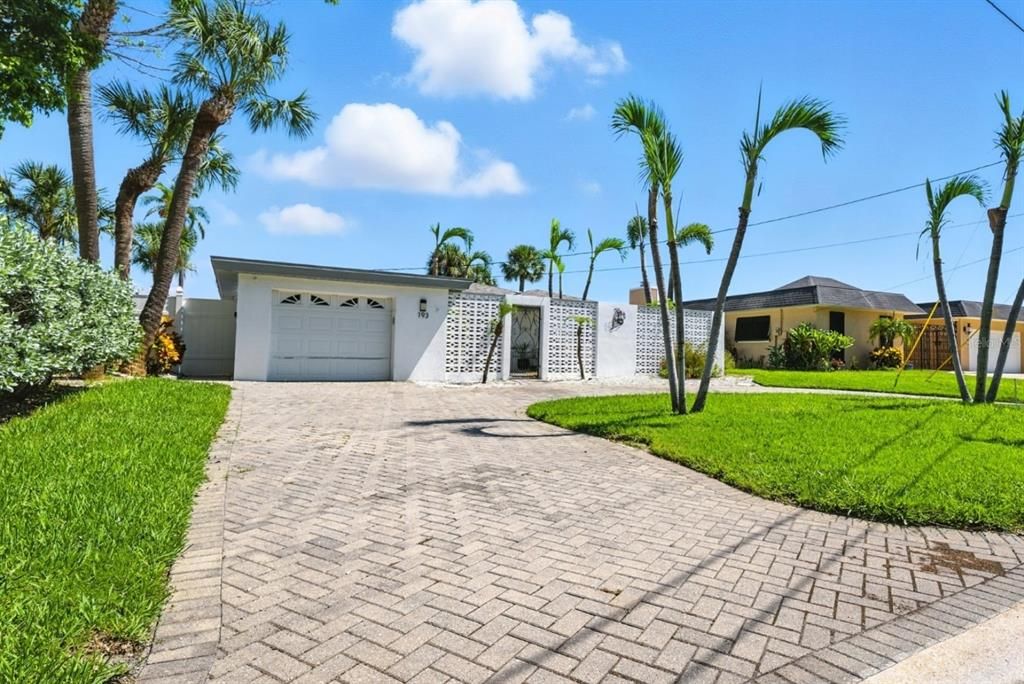 Active With Contract: $1,400,000 (2 beds, 2 baths, 1831 Square Feet)