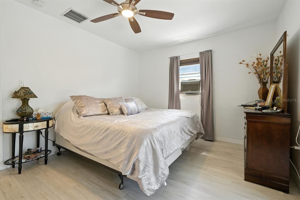 Active With Contract: $1,400,000 (2 beds, 2 baths, 1831 Square Feet)