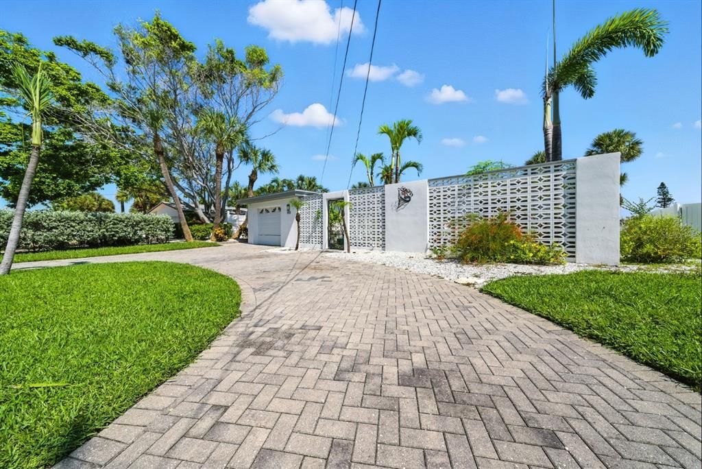 Active With Contract: $1,400,000 (2 beds, 2 baths, 1831 Square Feet)