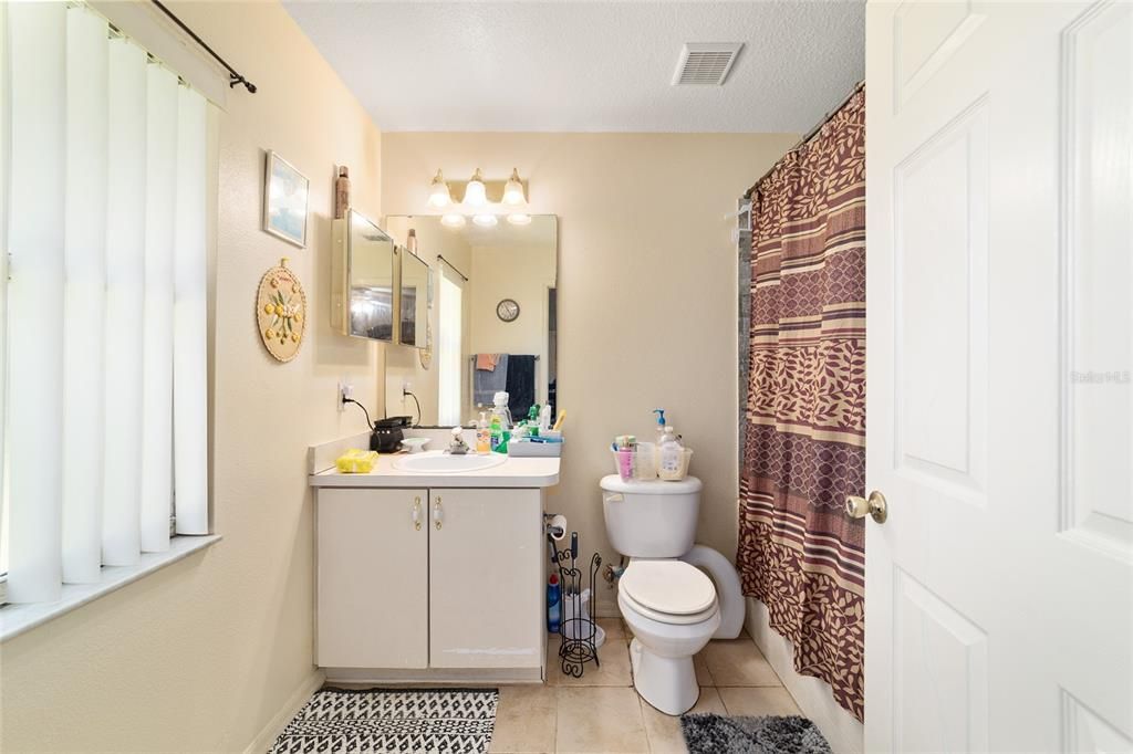 合同活跃: $239,900 (3 贝兹, 2 浴室, 1692 平方英尺)