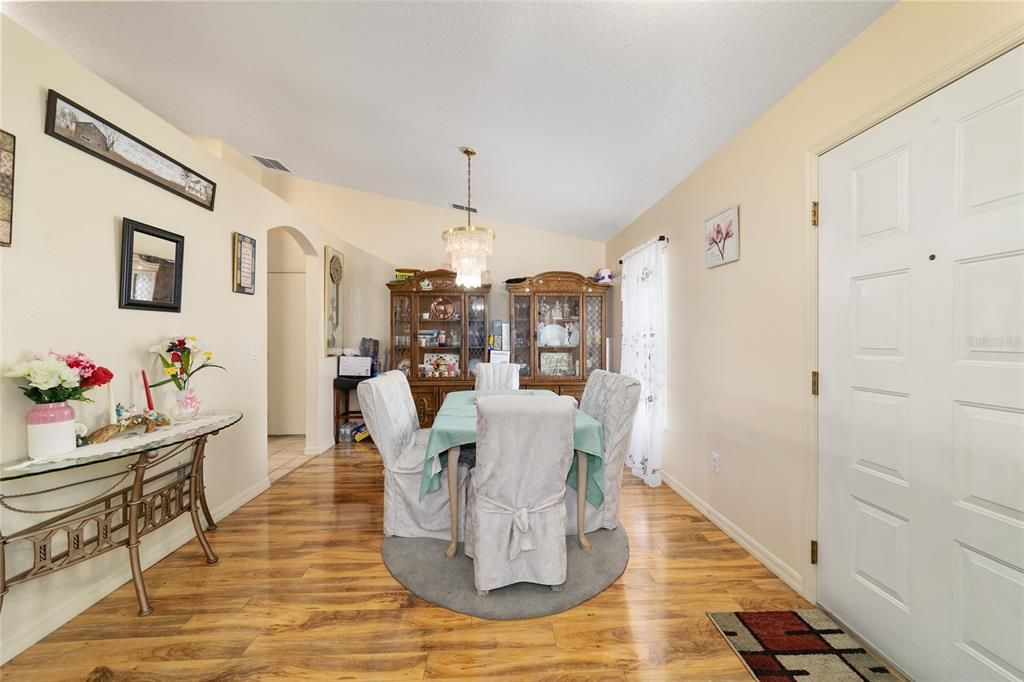 合同活跃: $239,900 (3 贝兹, 2 浴室, 1692 平方英尺)