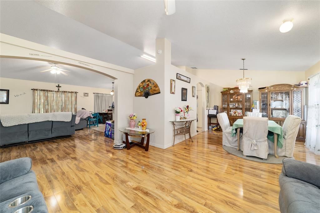 合同活跃: $239,900 (3 贝兹, 2 浴室, 1692 平方英尺)