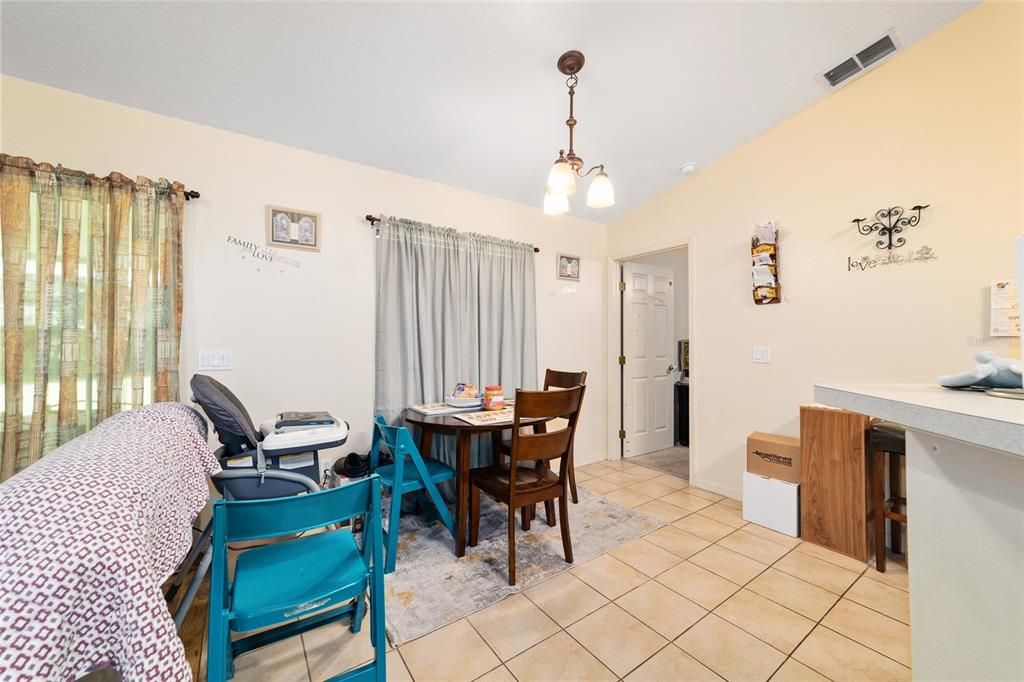 合同活跃: $239,900 (3 贝兹, 2 浴室, 1692 平方英尺)