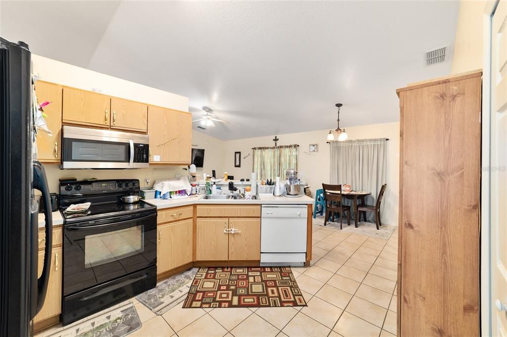 合同活跃: $239,900 (3 贝兹, 2 浴室, 1692 平方英尺)