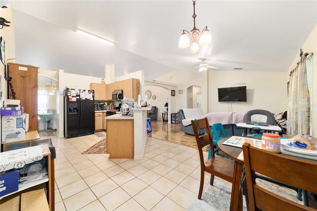 合同活跃: $239,900 (3 贝兹, 2 浴室, 1692 平方英尺)