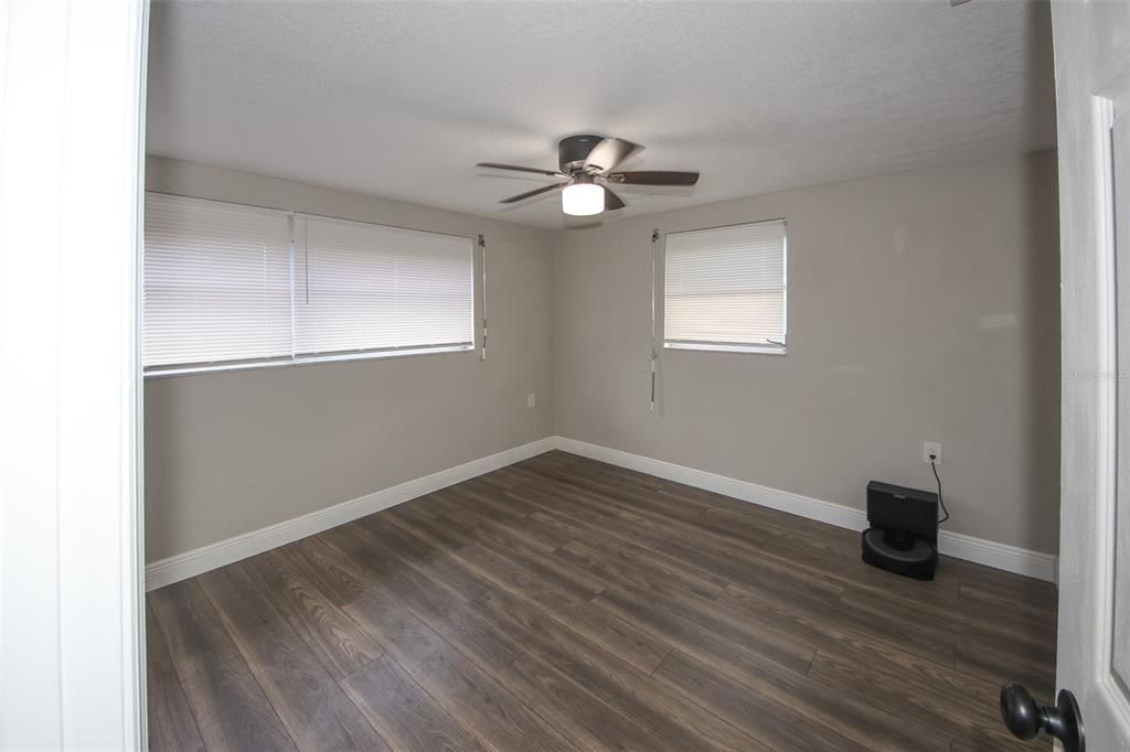 合同活跃: $333,485 (4 贝兹, 3 浴室, 1510 平方英尺)