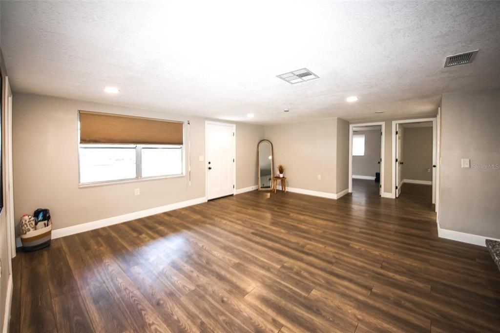 合同活跃: $333,485 (4 贝兹, 3 浴室, 1510 平方英尺)