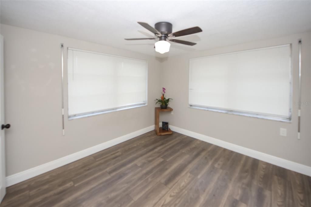 合同活跃: $333,485 (4 贝兹, 3 浴室, 1510 平方英尺)