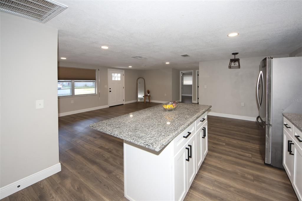 合同活跃: $333,485 (4 贝兹, 3 浴室, 1510 平方英尺)