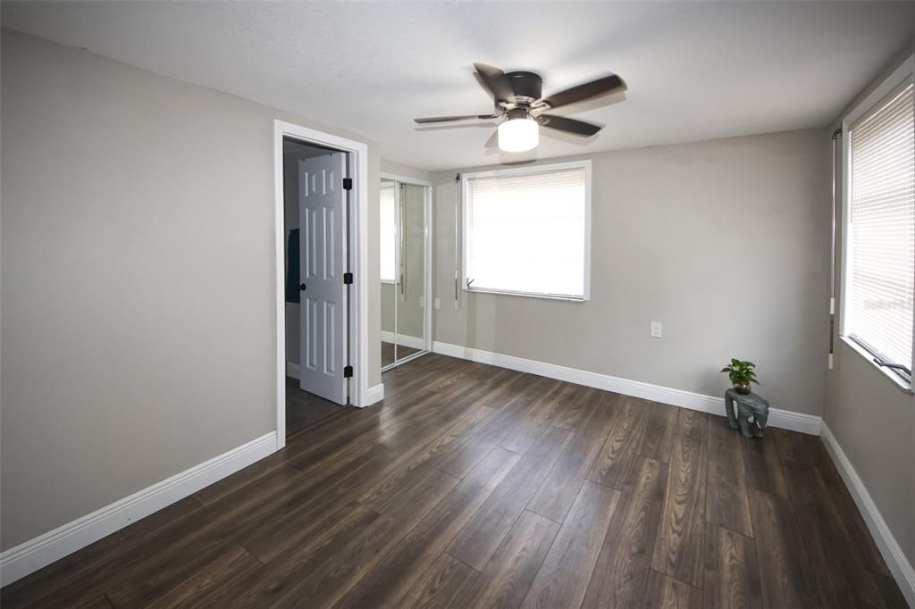 合同活跃: $333,485 (4 贝兹, 3 浴室, 1510 平方英尺)