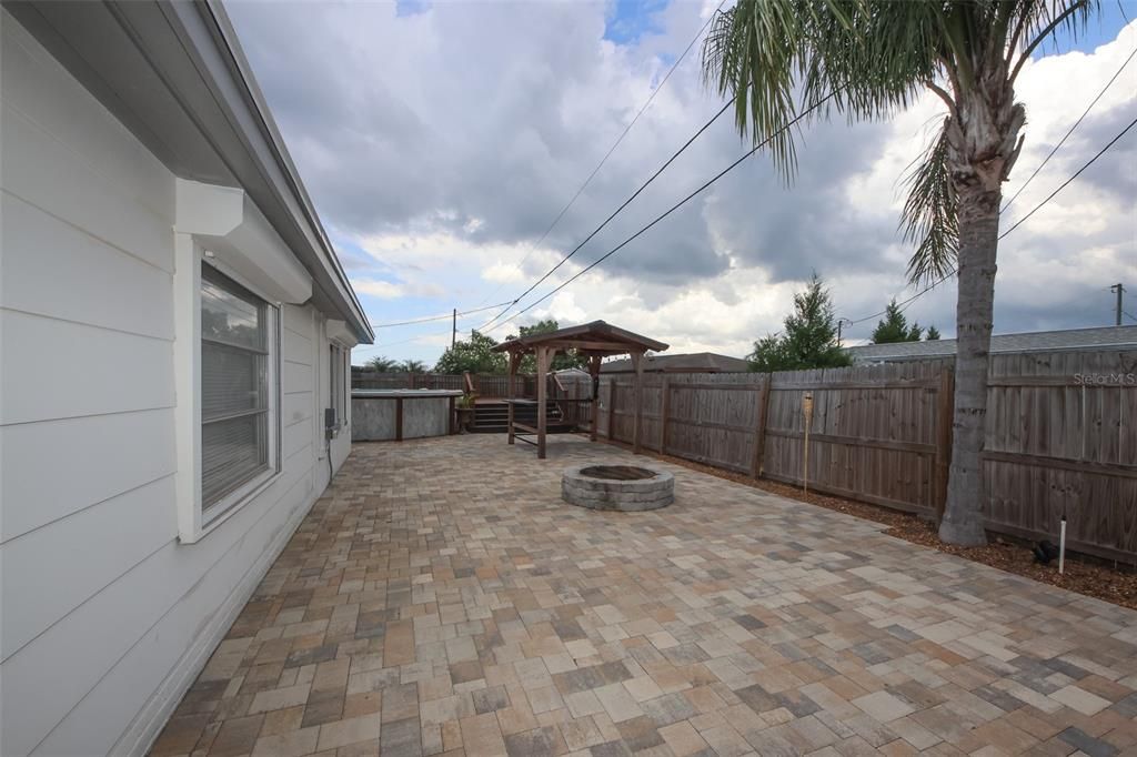 合同活跃: $333,485 (4 贝兹, 3 浴室, 1510 平方英尺)