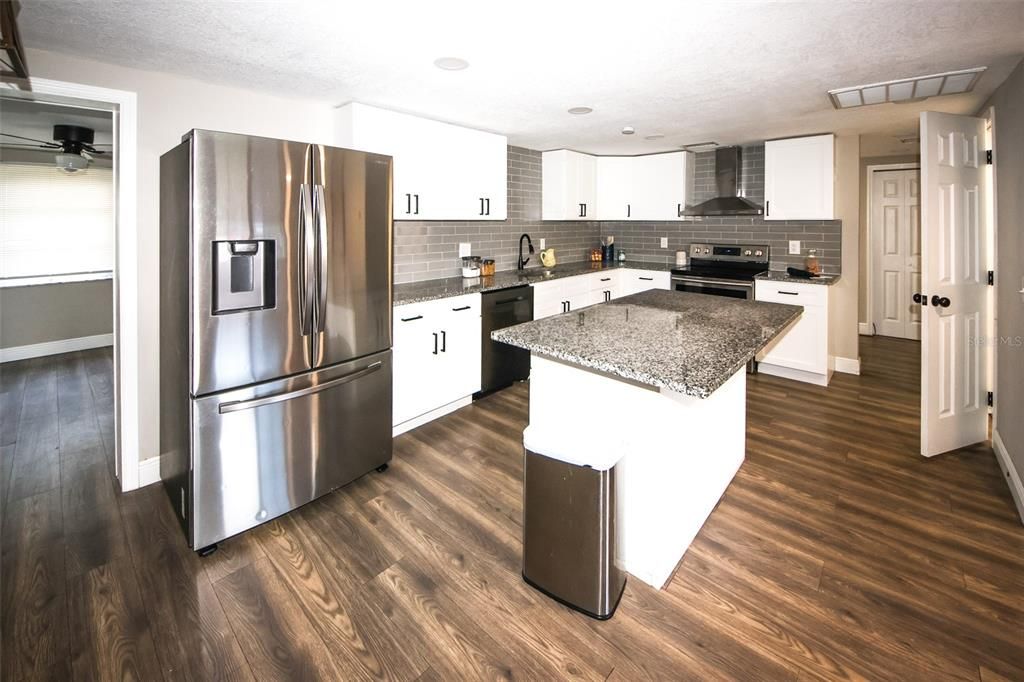 合同活跃: $333,485 (4 贝兹, 3 浴室, 1510 平方英尺)