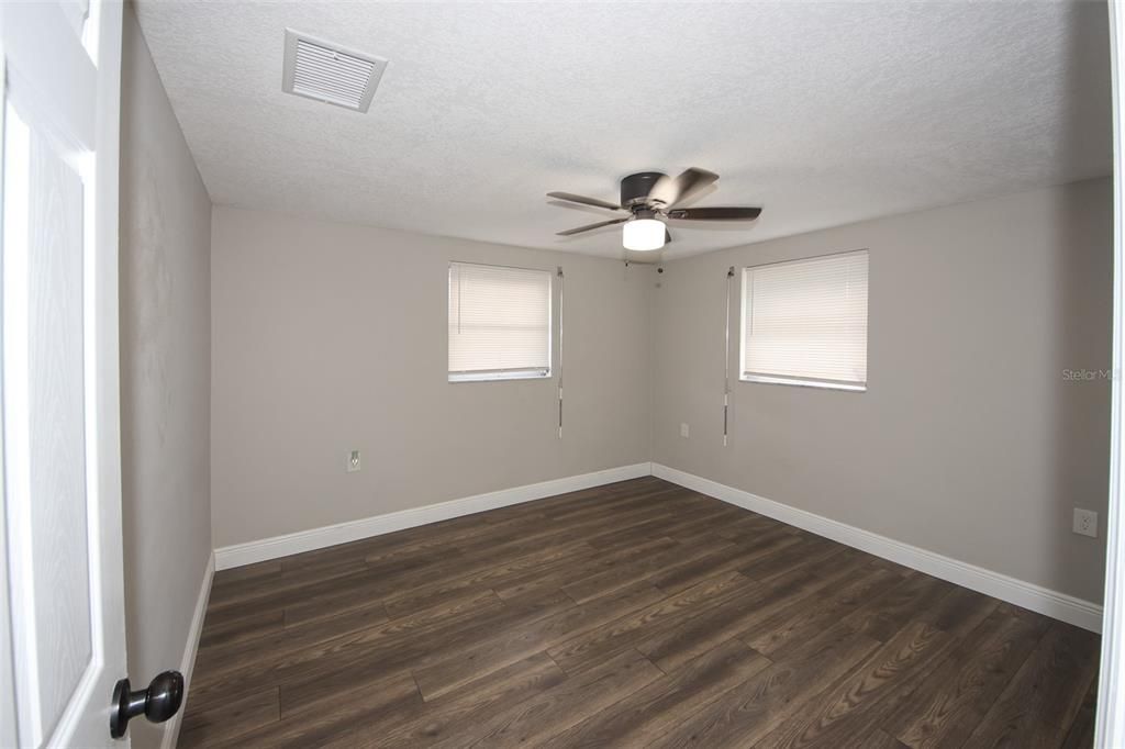 合同活跃: $333,485 (4 贝兹, 3 浴室, 1510 平方英尺)