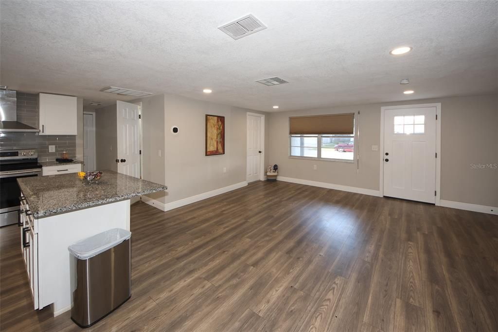 合同活跃: $333,485 (4 贝兹, 3 浴室, 1510 平方英尺)