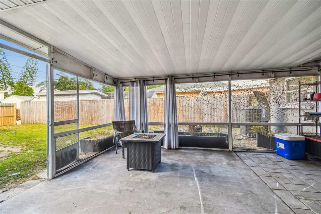 Под контрактом: $299,000 (3 спален, 1 ванн, 1248 Квадратных фут)