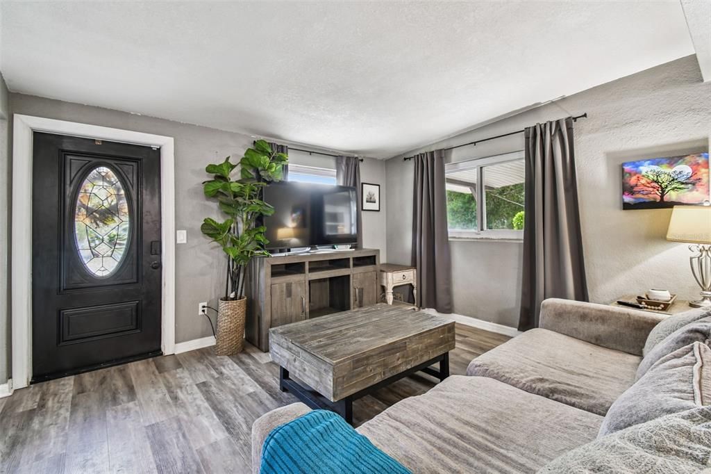 Под контрактом: $299,000 (3 спален, 1 ванн, 1248 Квадратных фут)