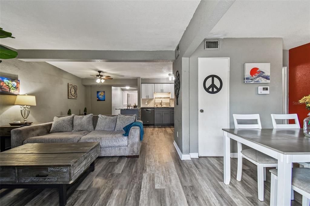 Под контрактом: $299,000 (3 спален, 1 ванн, 1248 Квадратных фут)