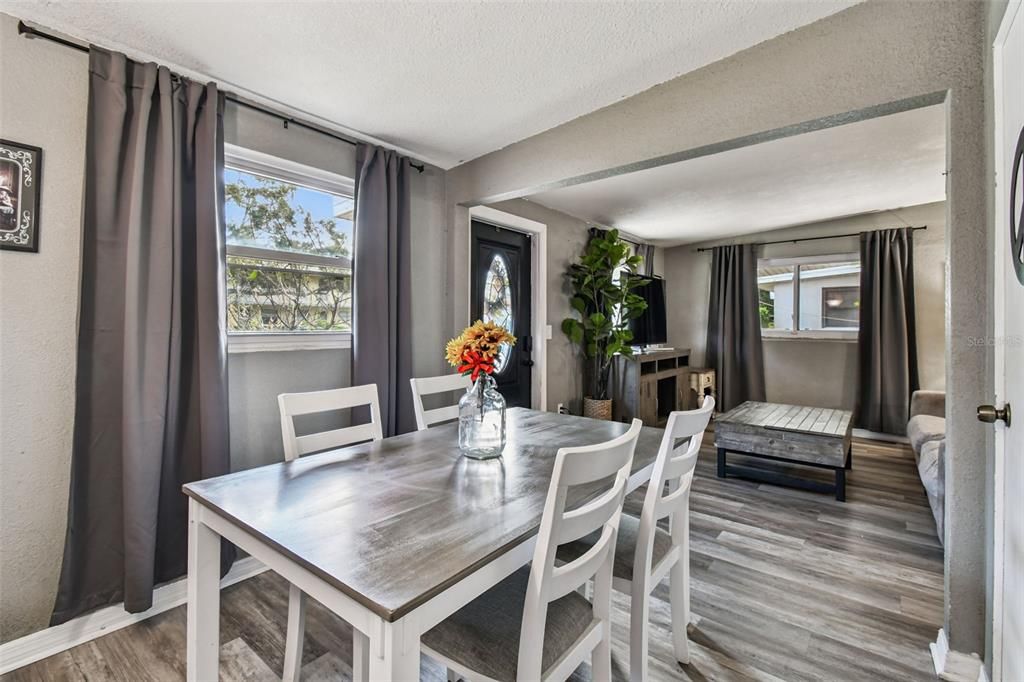 Под контрактом: $299,000 (3 спален, 1 ванн, 1248 Квадратных фут)