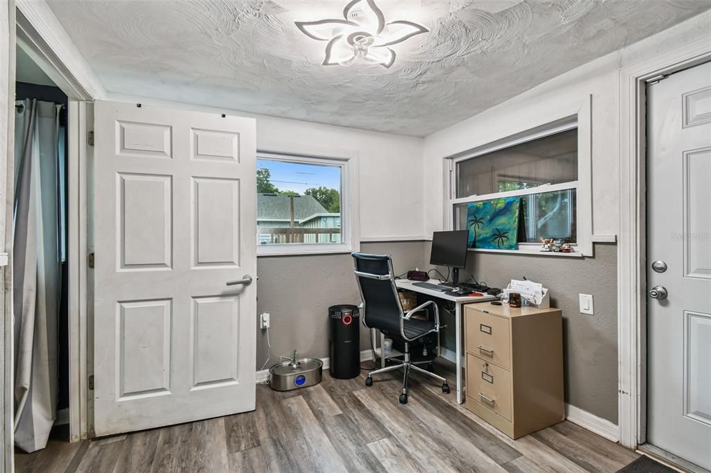 Под контрактом: $299,000 (3 спален, 1 ванн, 1248 Квадратных фут)