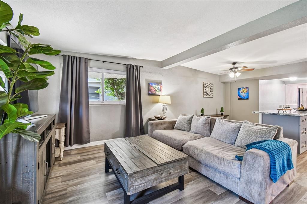 Под контрактом: $299,000 (3 спален, 1 ванн, 1248 Квадратных фут)