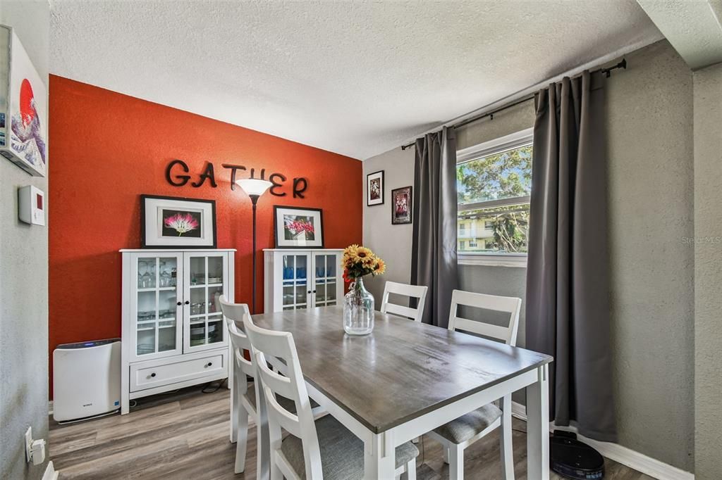 Под контрактом: $299,000 (3 спален, 1 ванн, 1248 Квадратных фут)