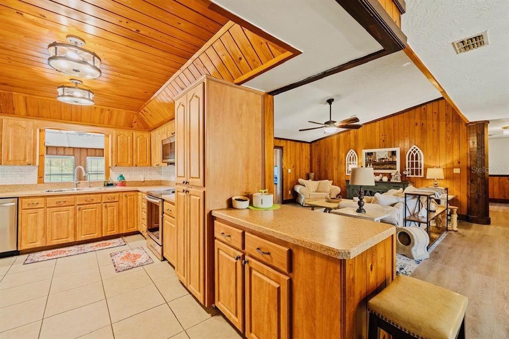 En Venta: $624,900 (4 camas, 2 baños, 3136 Pies cuadrados)