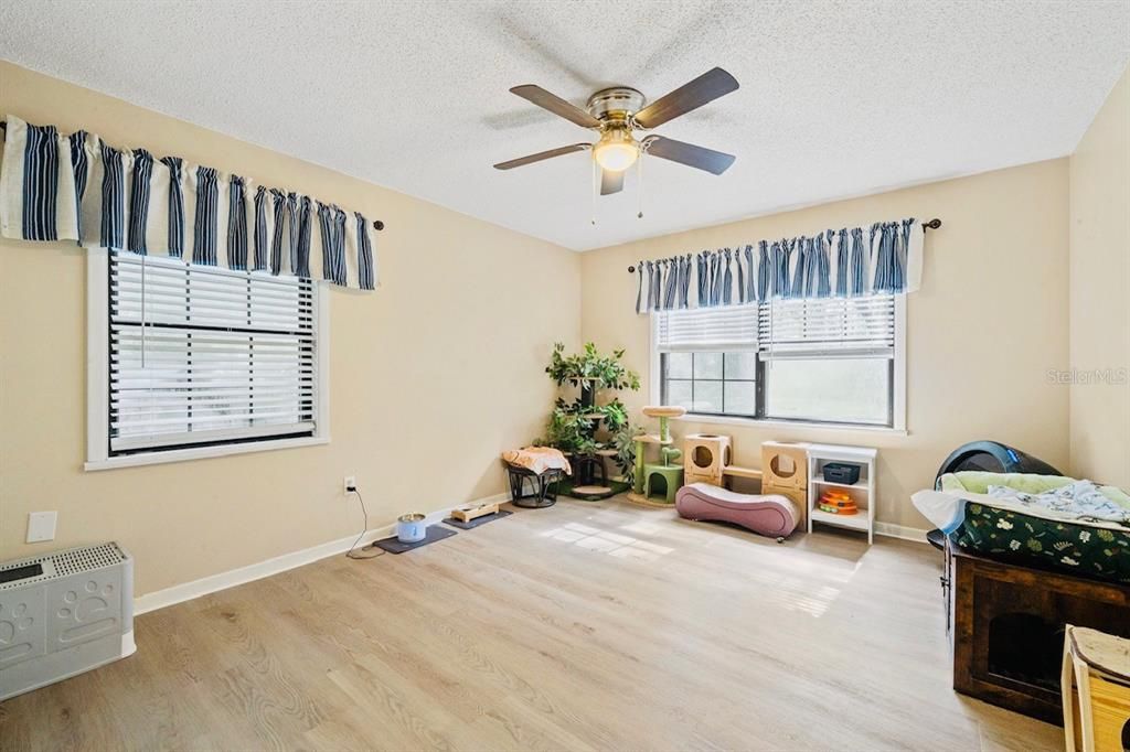 En Venta: $624,900 (4 camas, 2 baños, 3136 Pies cuadrados)