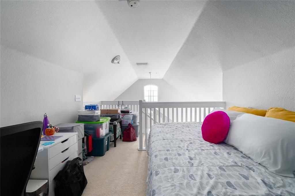 For Sale: $208,000 (1 beds, 1 baths, 996 Square Feet)