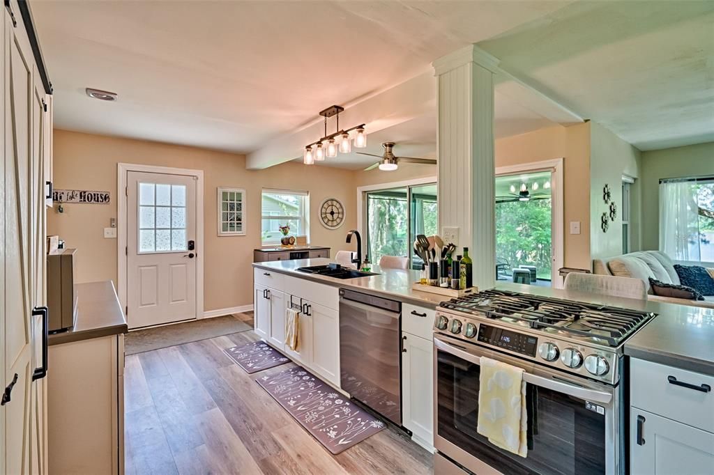 For Sale: $365,000 (3 beds, 3 baths, 1195 Square Feet)