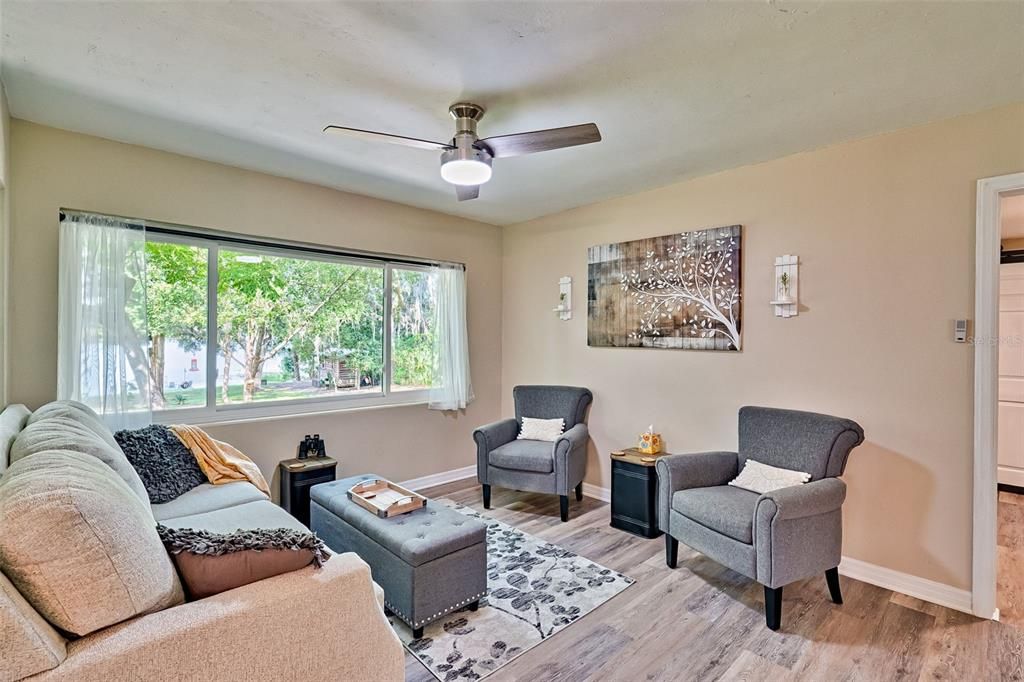 For Sale: $365,000 (3 beds, 3 baths, 1195 Square Feet)