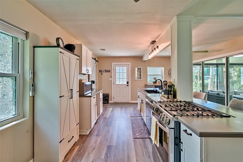 For Sale: $365,000 (3 beds, 3 baths, 1195 Square Feet)